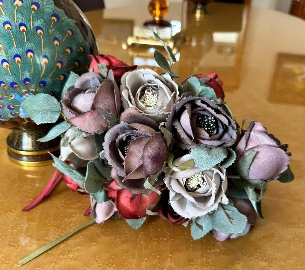 6LI Gri Bordo Açmış Gül Demeti