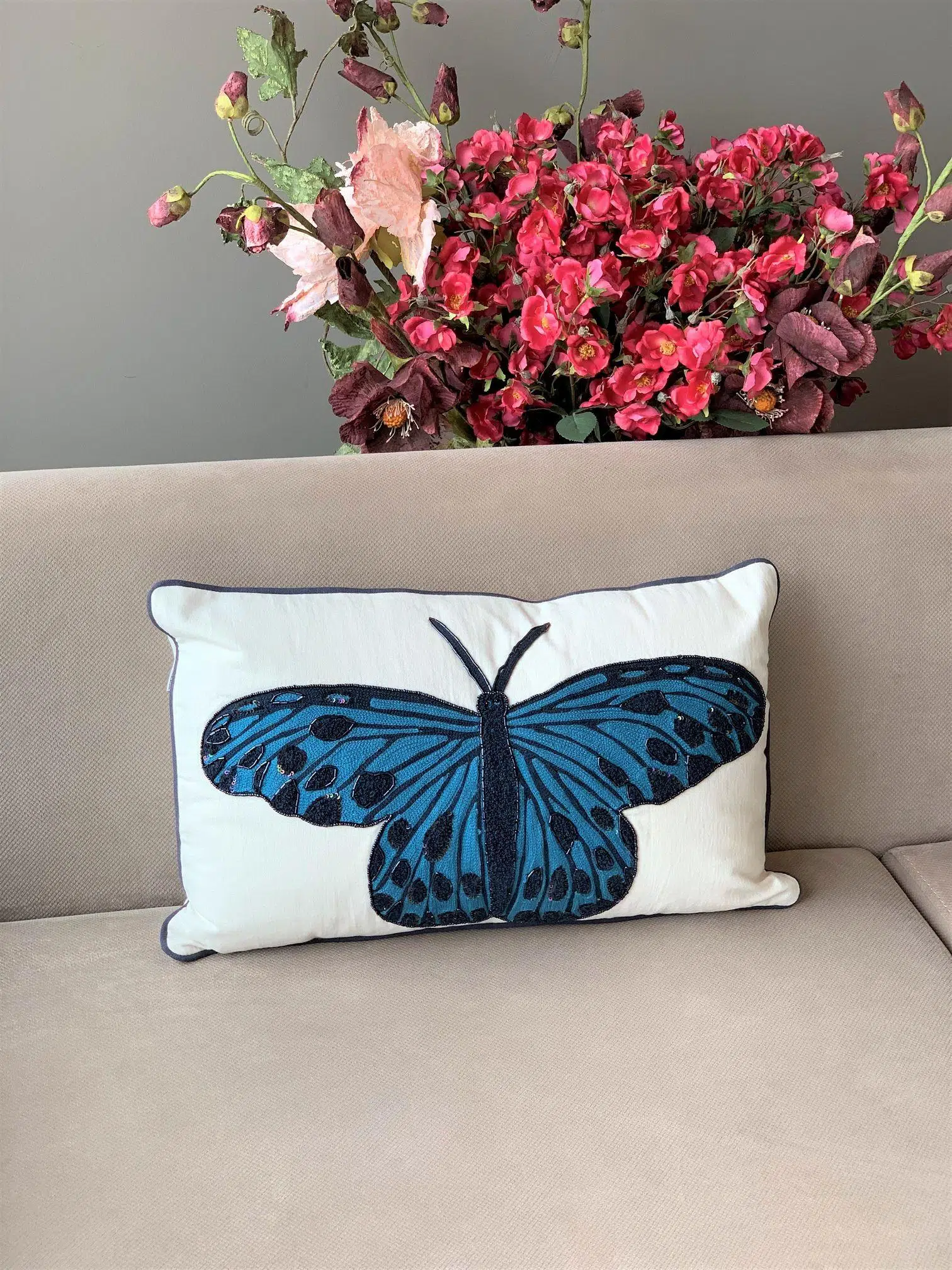 PQ 002 Beyaz Üzeri Mavi Kelebekli Yastık Kılıfı